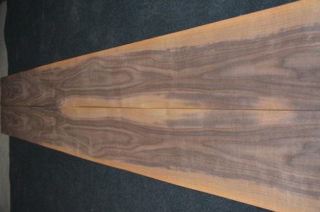 Amerikanischer Nussbaum Furnier 435 x 23-26 cm | 0.6mm | 1,065m&sup2;