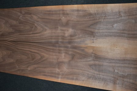 Amerikanischer Nussbaum Furnier 435 x 23-26 cm | 0.6mm | 1,065m&sup2;