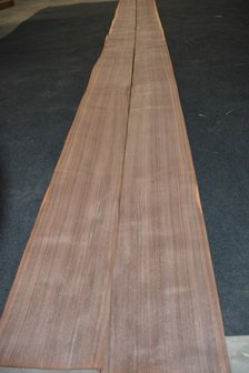 Amerikanischer Nussbaum Furnier 425 x 20-24 cm | 0.6mm | 0,935m&sup2;