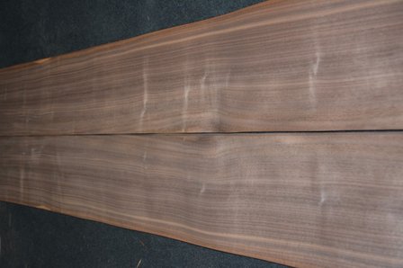 Amerikanischer Nussbaum Furnier 425 x 20-24 cm | 0.6mm | 0,935m&sup2;