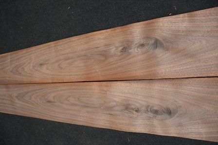Amerikanischer Nussbaum Furnier 440 x 20 cm | 0.6mm | 0,880m&sup2;