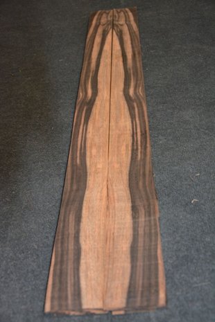 Amerikanischer Nussbaum Furnier 210 x 19-21 cm | 0.6mm | 0,490m²