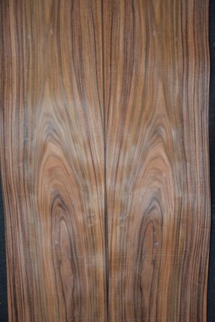Santos palissander Furnier 213 x 24-27 cm | 0.6 mm | 0,543m²