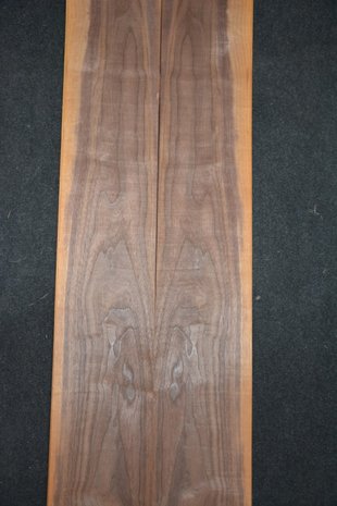 Amerikanischer Nussbaum Furnier 435 x 17-21 cm | 0.6mm | 0,827m²