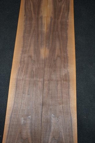 Amerikanischer Nussbaum Furnier 435 x 23-26 cm | 0.6mm | 1,065m²