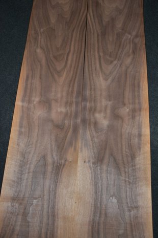 Amerikanischer Nussbaum Furnier 435 x 23-26 cm | 0.6mm | 1,065m²