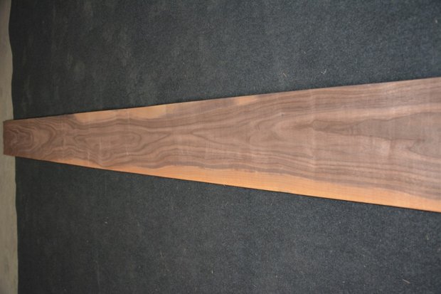 Amerikanischer Nussbaum Furnier 435 x 23-26 cm | 0.6mm | 1,065m²