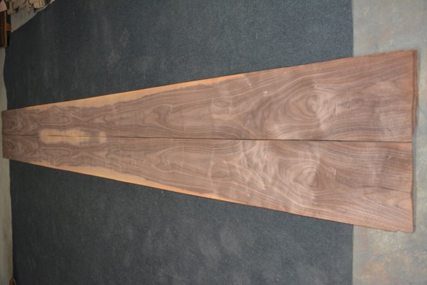 Amerikanischer Nussbaum Furnier 435 x 23-26 cm | 0.6mm | 1,065m²
