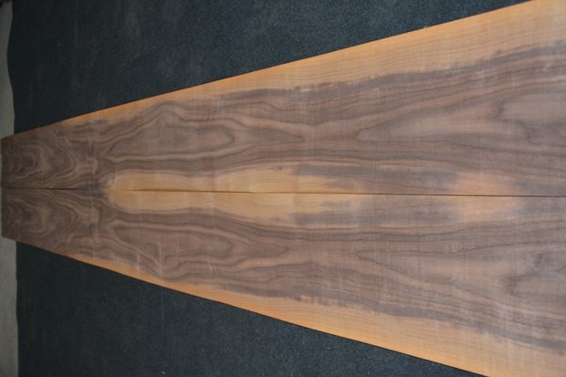 Amerikanischer Nussbaum Furnier 435 x 23-26 cm | 0.6mm | 1,065m²