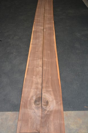 Amerikanischer Nussbaum Furnier 425 x 20-24 cm | 0.6mm | 0,935m²