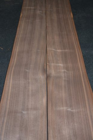 Amerikanischer Nussbaum Furnier 425 x 20-24 cm | 0.6mm | 0,935m²