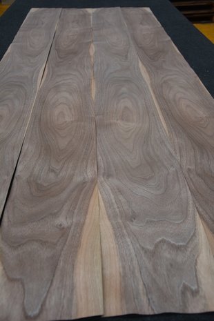 Amerikanischer Nussbaum Furnier 212 x 19 cm | 0.6mm | 0,403m²