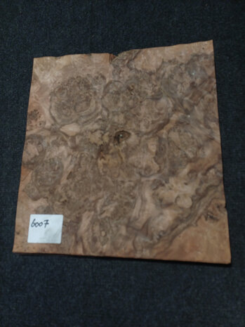 Wurzelholz furnier 32 x 29 - 29 cm | 0.6 mm | 0,1392 m&sup2;