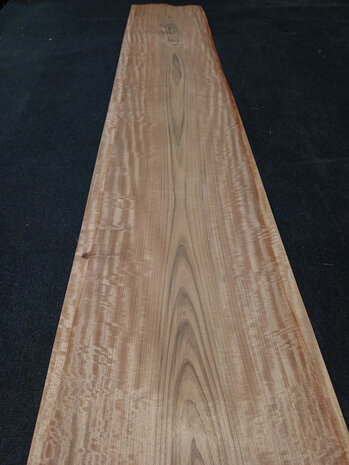 Tropical Oliver furnier 302 x 44 - 55 cm | 0.8 mm | 2,1593 m&sup2;